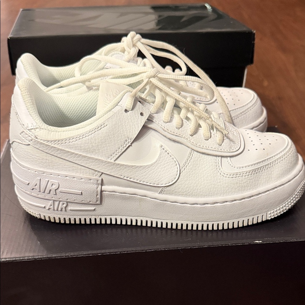 Nike Air Force 1 Triple  White  Sneakers - Picture 4 of 8